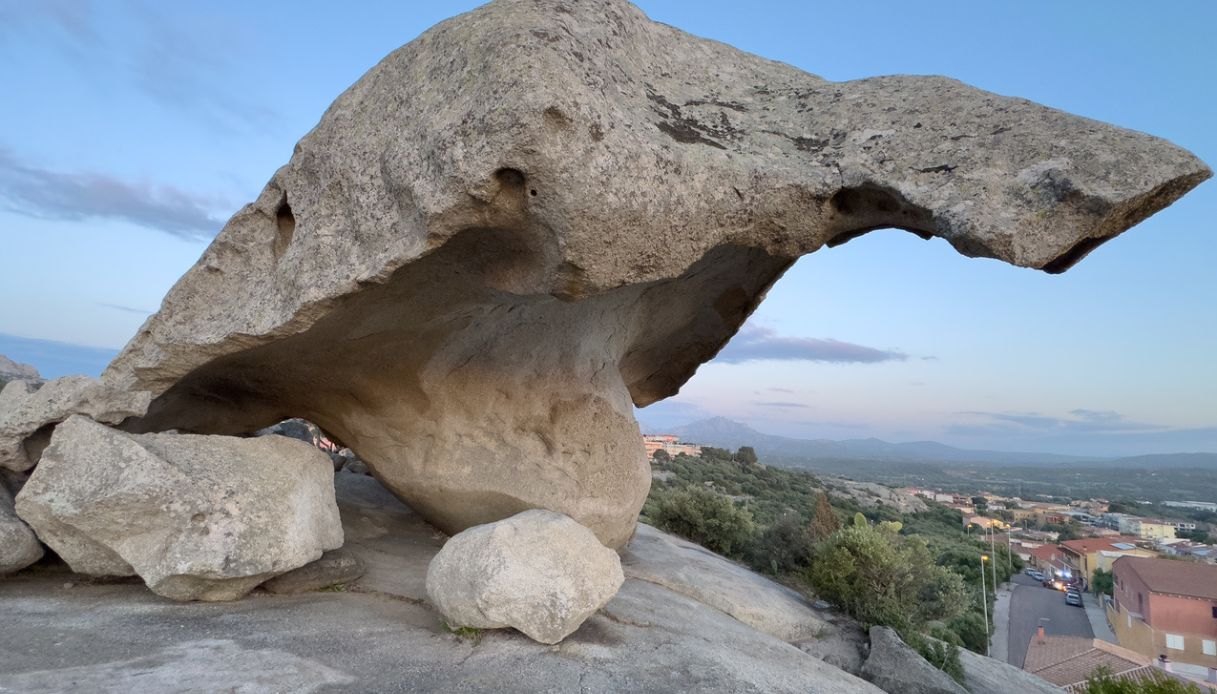Roccia fungo Arzachena tra i Monumenti Aperti 2025
