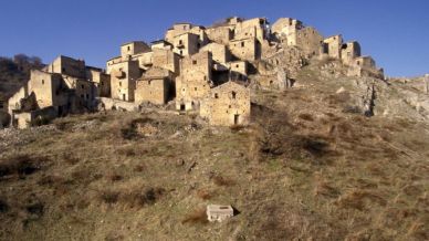 Romagnano al Monte, il villaggio dimenticato che sussurra segreti tra le rovine