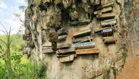 Nelle Filippine esiste un posto dove le tombe sono appese sui monti, ecco Sagada
