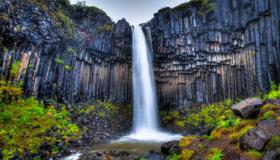 In Islanda c’è una cascata nera, un posto intriso di meraviglia e mistero: si chiama Svartifoss