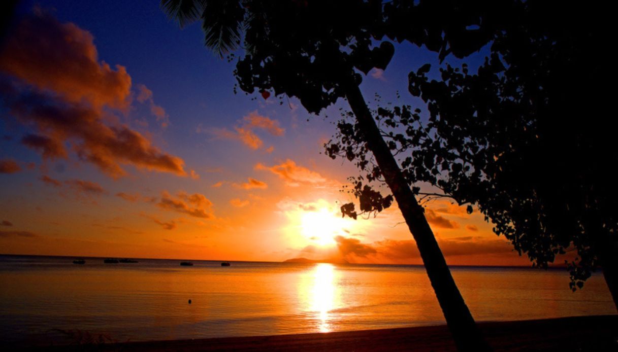 Tramonto sulla spiaggia di Beqa Lagoon, alle isole Fiji