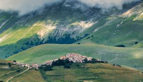 Cammino delle Terre Mutate: viaggio a piedi nei borghi rinati dopo il sisma