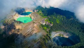 Kelimutu, i laghi magici che cambiano colore e nascondono un mistero incredibile