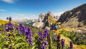 La top 10 dei sentieri italiani più belli per trekking mozzafiato da fare in primavera