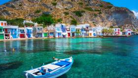 Il villaggio di Klima, dove le case colorate abbracciano la roccia