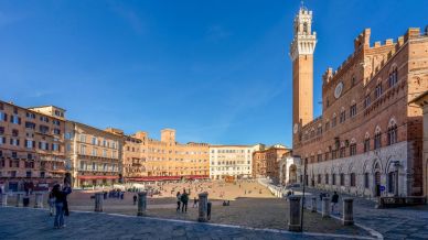 Dai riflettori di Hollywood al cuore di Siena: il Palio si racconta tra storia, cucina stellata e visioni d’autore