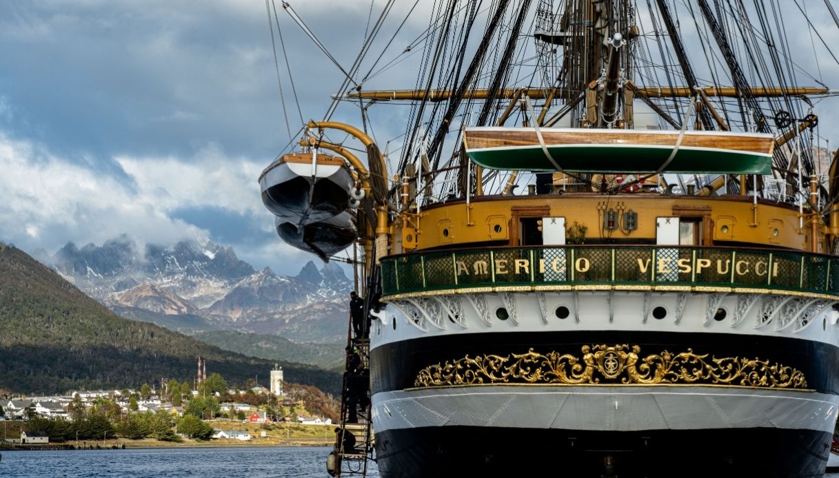 https://siviaggia.it/wp-content/uploads/sites/2/2025/05/Amerigo-Vespucci-arriva-a-gaeta.jpg