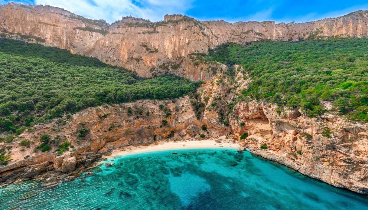 Tra silenzi antichi e mare turchese, Cala Biriola incanta l’anima