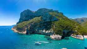 Cala Sisine, sogno selvaggio del Golfo di Orosei: un viaggio tra mare turchese e scorci che incantano