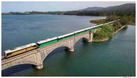 Parte il Costa Verde Express, il treno che da Santiago de Compostela attraversa la Spagna