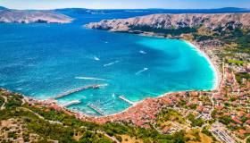 L’Isola di Krk è dove la Croazia svela il suo lato più autentico: cosa vedere e le spiagge