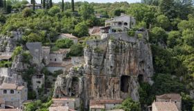 Labeaume è un gioiello nascosto tra fiumi e gole, dove la natura domina e il tempo si ferma