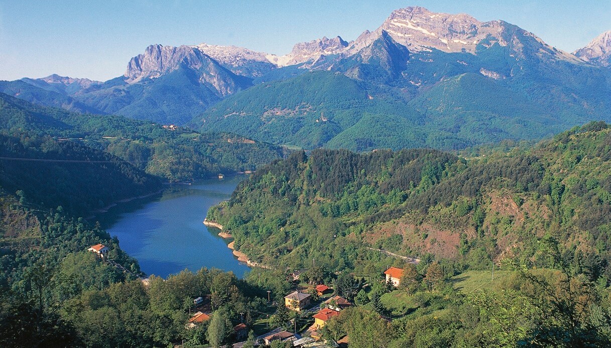 Veduta del Lago di Gramolazzo e del Monte Pisanino, Garfagnana, Toscana