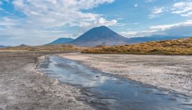Ol Doinyo Lengai è un vulcano sacro che emette lava nera: un mistero della natura