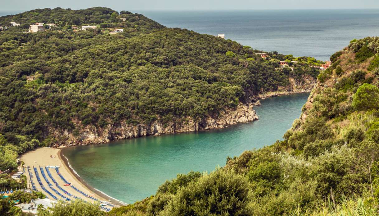 Più blu di così non si può, alla scoperta delle spiagge più belle di Ischia