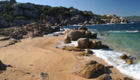 Spiaggia di Talmone in Sardegna: un piccolo paradiso di rocce granitiche e mare