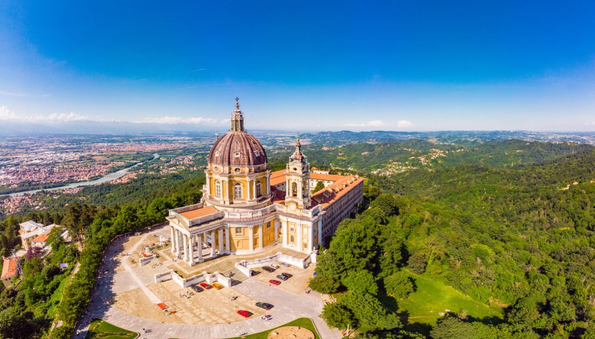 Veduta panoramica aerea sulla basilica di Superga