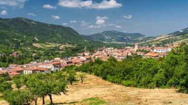 Cosa vedere nell’Oltrepò Pavese: il lato segreto della Lombardia tra vini, colline e borghi 