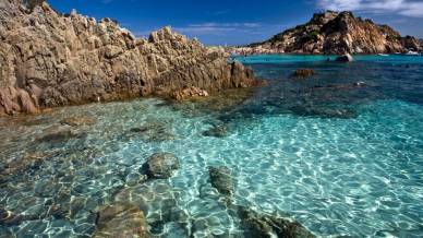 La Maddalena si tutela con amore, scattano nuove regole per proteggere l’arcipelago