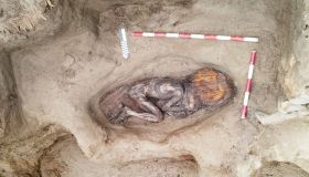 Scoperta ad Áspero l’incredibile sepoltura di una donna di 4.500 anni fa con capelli e unghie intatti