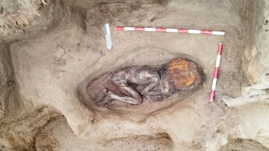 Scoperta ad Áspero l’incredibile sepoltura di una donna di 4.500 anni fa con capelli e unghie intatti