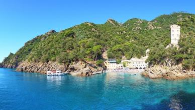 San Fruttuoso, la baia ligure segreta con un “tesoro” in fondo al mare