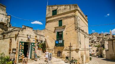 Pedalando sulle strade d’Italia: le ciclovie più belle ispirate al Giro d’Italia 2025