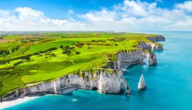 Uno dei luoghi più famosi della Normandia è in pericolo: visitarlo non sarà più così semplice