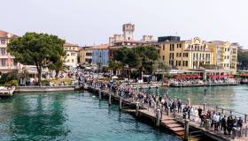 Sirmione, troppo bella per tutti: tra meraviglia e necessità di limiti