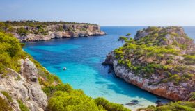 La svolta delle Baleari: perché le isole dicono addio agli influencer