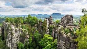 Nel cuore mistico del parco di Zhangjiajie: un viaggio tra nebbie, ponti di vetro e paesaggi fantasy