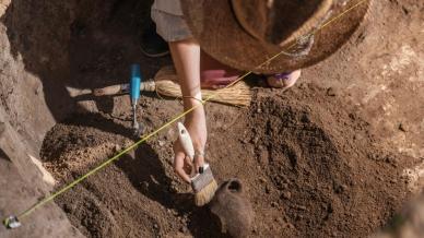 A Gela si scava e si trova un tesoro: riemergono sei tombe arcaiche in un parco siciliano