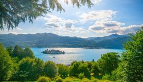 Le spiagge più belle del lago d’Orta ti faranno innamorare