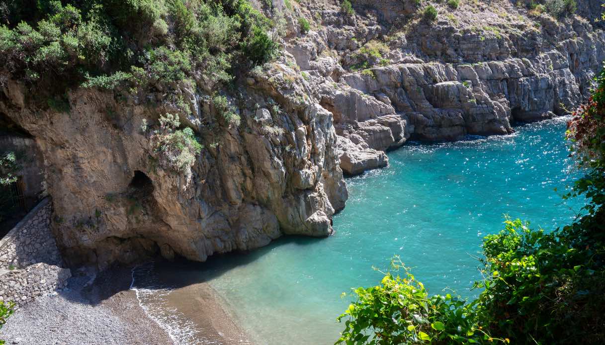 È l’insenatura naturale più suggestiva e magica da vedere nella Costiera Amalfitana: il Fiordo di Crapolla