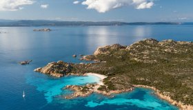 Spiaggia Rosa in Sardegna: un paradiso protetto immerso nella natura selvaggia