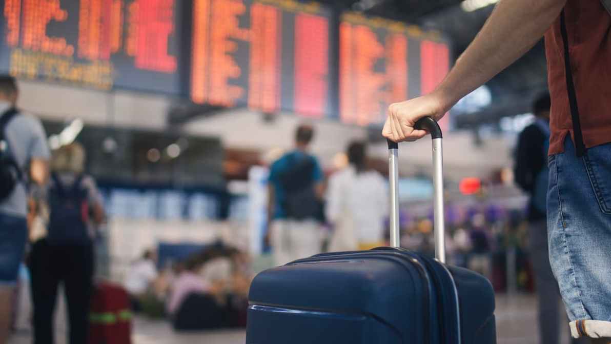 Viaggi di Natale in aereo: questi sono gli aeroporti più (e meno) puntuali del 2025