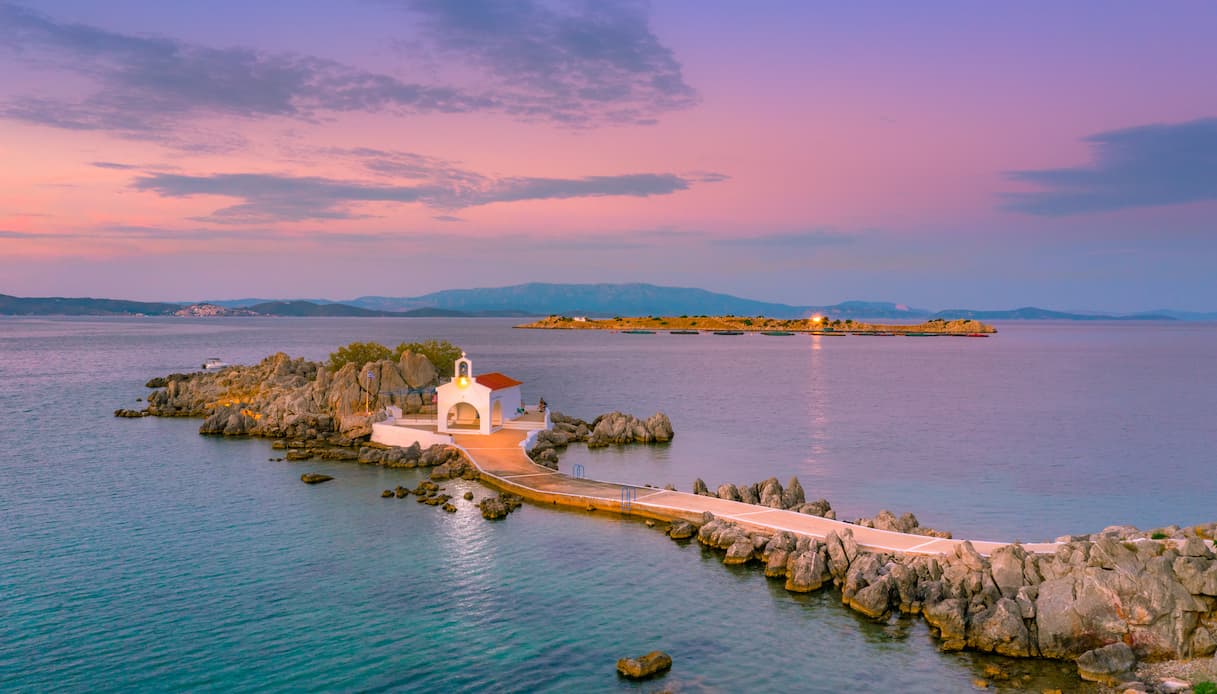 https://siviaggia.it/wp-content/uploads/sites/2/2025/06/Agios-Isidoros-chiesa-Chios-2.jpg