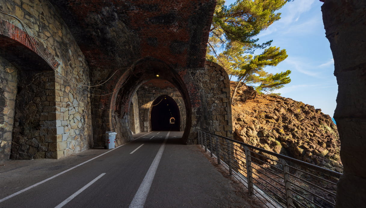 Bonassola ciclabile nelle gallerie tra Levanto e Framura