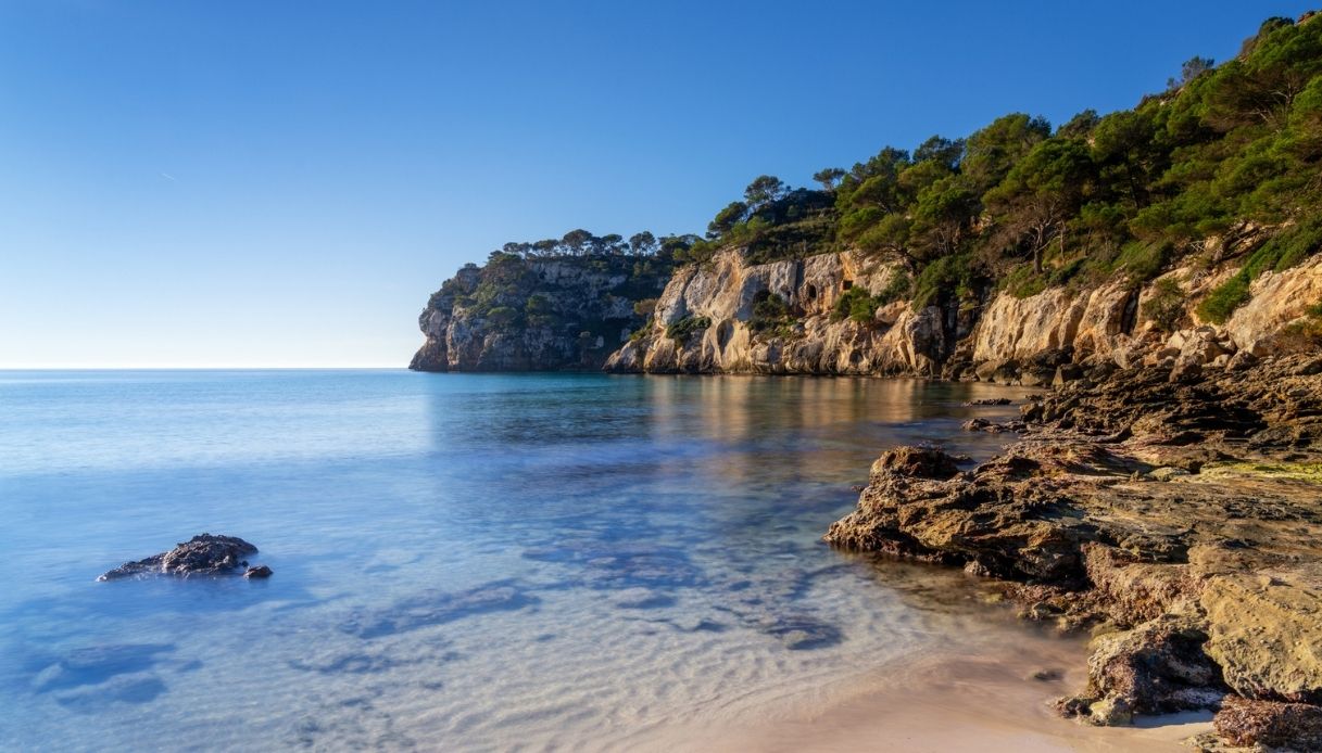 https://siviaggia.it/wp-content/uploads/sites/2/2025/06/Cala-Macarella.jpg