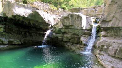 Romagna, le meraviglie acquatiche di Premilcuore: le Grotte urlanti e la Cascata della sega