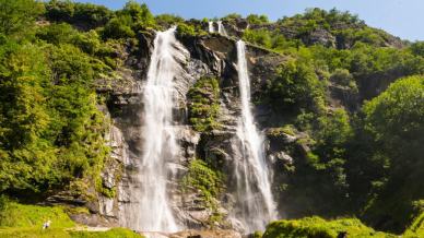 Dove la montagna si rompe in luce, le Cascate dell’Acquafraggia tra vapori, storia e vertigini