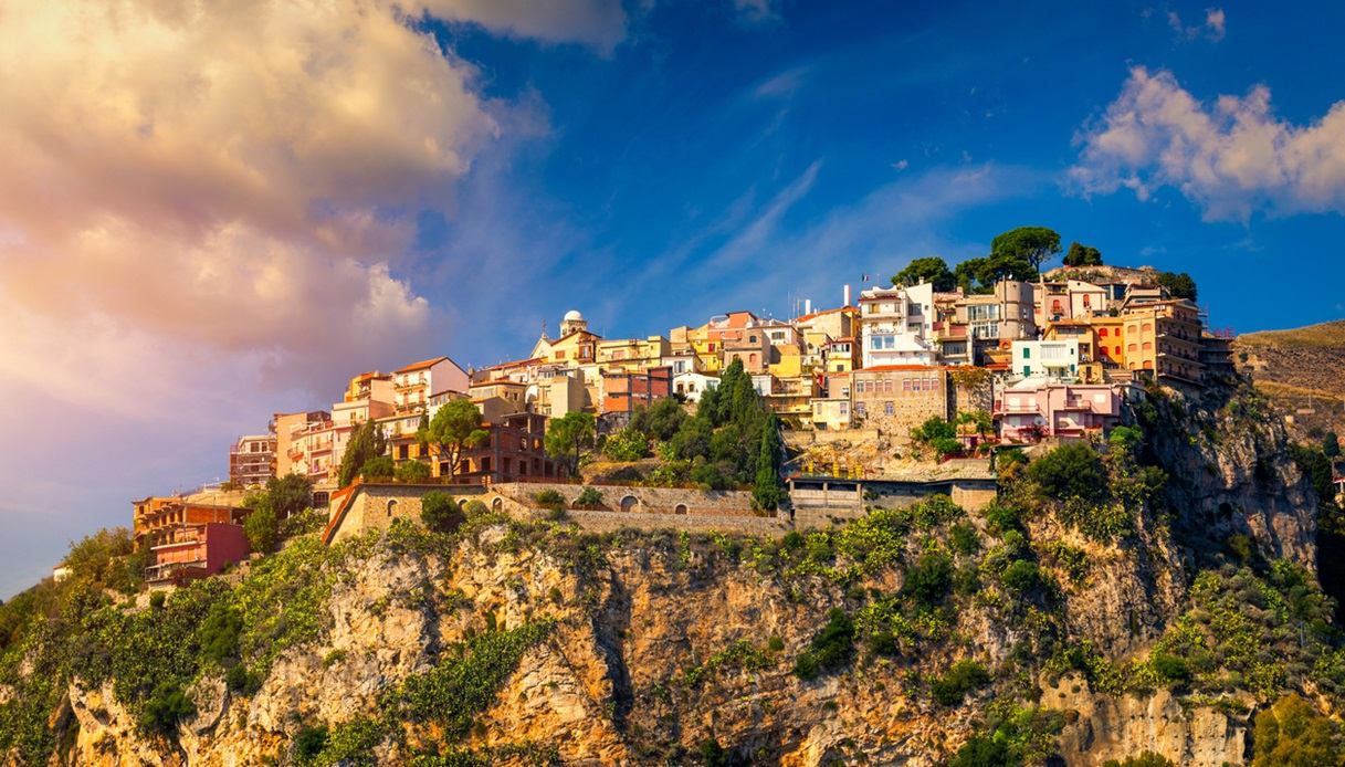 https://siviaggia.it/wp-content/uploads/sites/2/2025/06/Castelmola-Sicilia.jpg