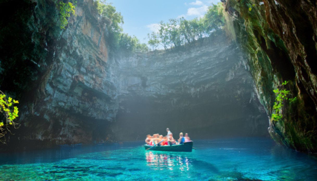 Grotta di Melissani sull'isola di Cefalonia, un'isola dello Ionio vicino all'Italia dove andare questa estate