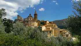 Cocullo, il borgo sospeso tra fede, mistero e serpenti