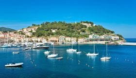 Cosa vedere a Porto Azzurro, il borgo da sogno dell’Elba perfetto per l’estate