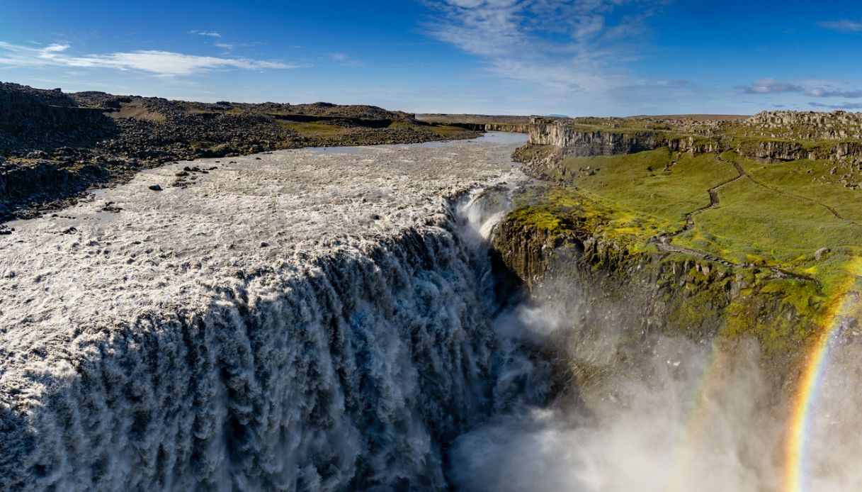 Cascata islandese di Dettifoss con arcobaleno