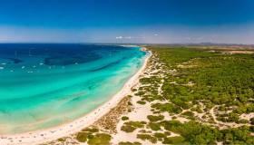 Acqua caraibica e dune dorate. Ecco perché tutti vogliono andare a Es Trenc