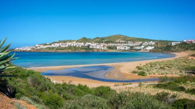 Minorca low cost, i paradisi nascosti e le spiagge da sogno dove andare questa estate