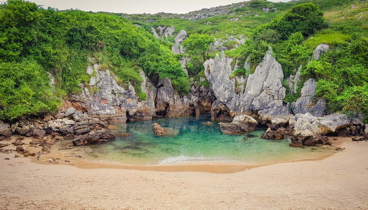 Playa de Gulpiyuri, il miracolo nascosto tra i prati delle Asturie