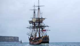 Il ritorno dell’Endeavour: la nave dei sogni e delle scoperte riemerge dal silenzio del mare